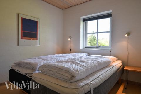 Soveværelserne er velindrettede med enkelt- eller dobbeltsenge og skabe