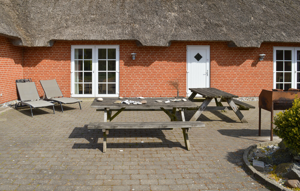 Den hyggelige terrasse er perfekt til den danske sommer