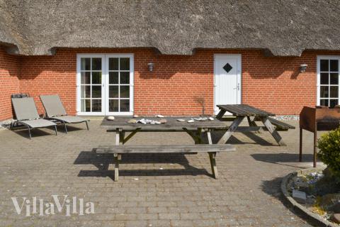 Den hyggelige terrasse er perfekt til den danske sommer