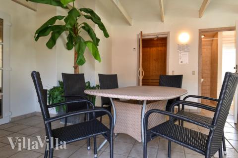 Den lækre pool i luksushuse nr. 146 til 24 personer