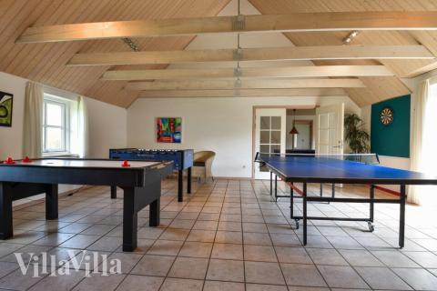 Dyst i sommerhusets aktivitetsrum, når I besøger luksushus nr. 146 i Vestjylland.