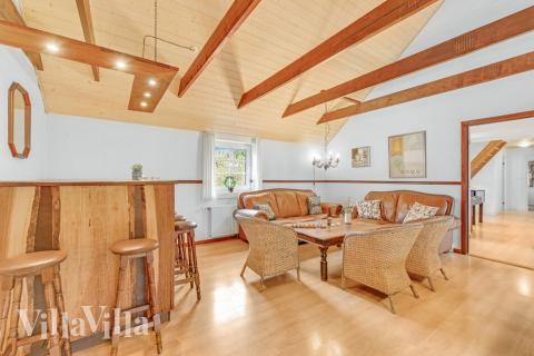 I aktivitetsrummet er ligeledes indrettet en bar med køleskab, hvor der kan mikses drinks og heppes på de dystende