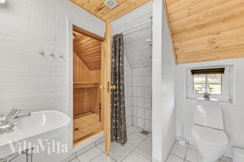 Der er bad med brus i luksushus nr. 145 til 22 personer.