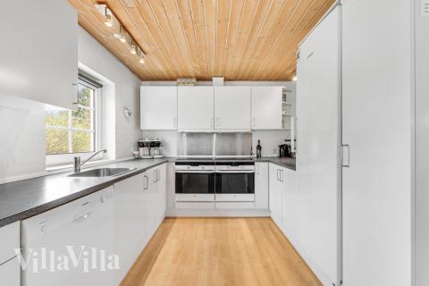 Køkkenet i luksushus nr. 145 er udstyrret, så I let kan lave mad til 22 personer.