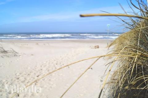 Stranden nær luksushus nr. 145 i Vestjylland indbyder til en gåtur.