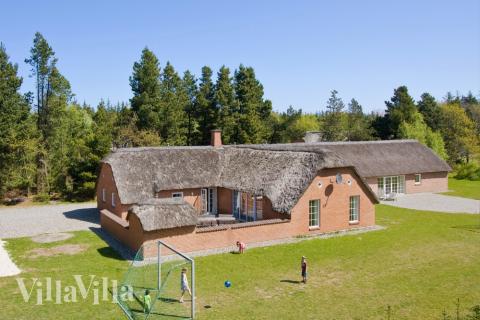 Dette skønne poolhus nr. 145 med plads til 22 personer ligger i Vestjylland