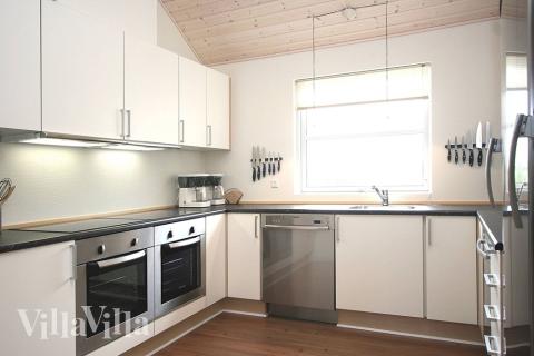 Køkkenet rummer alle ønskværdige faciliteter som fryser, mikroovn, 2 opvaskemaskiner, 2 el-komfurer og 2 køleskabe