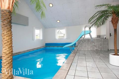 Sommerhus 168 er indrettet med en lækker poolafdeling med vandrutsjebane, dejlig stor indbygget spabad og sauna
