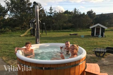 I det attraktive aktivitesrum i luksushus nr. 168 i Vestjylland  er der masser af udendørs aktiviteter, f.eks. legetårn og gynge