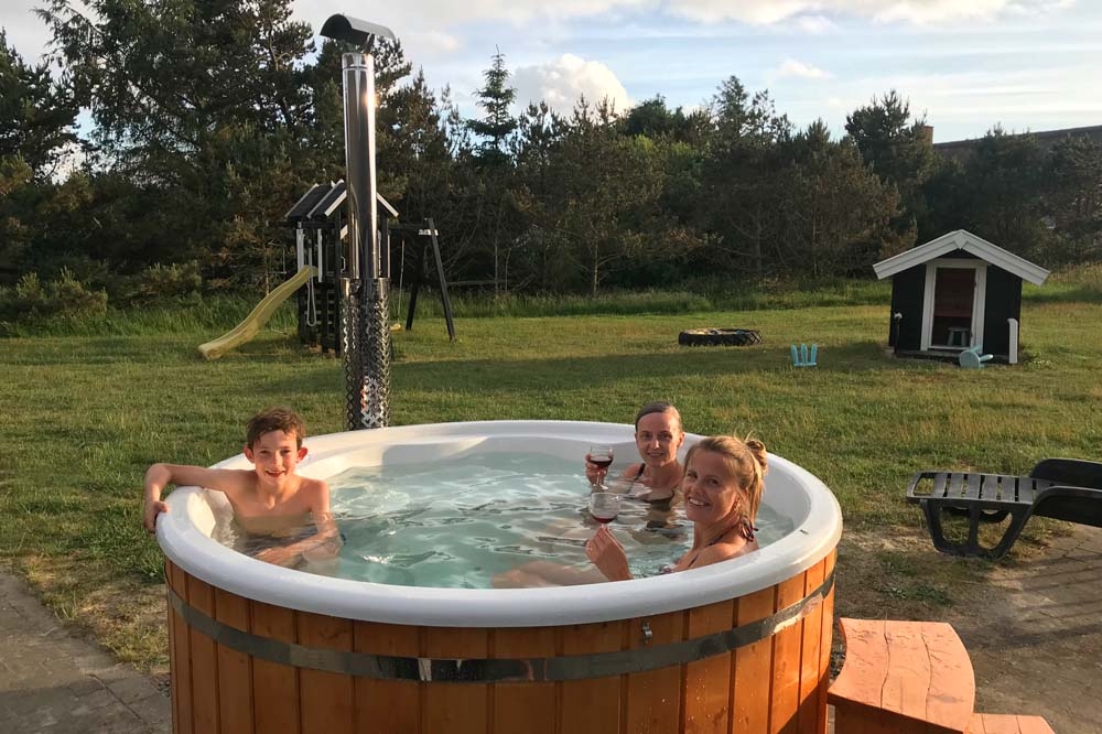 I det attraktive aktivitesrum i luksushus nr. 168 i Vestjylland  er der masser af udendørs aktiviteter, f.eks. legetårn og gynge