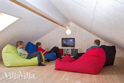 Til børn og unge er der indrettet et fristed på hemsen, hvor der er lækre sækkestole og fladskærms-tv med DVD