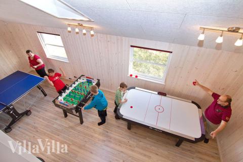 I aktivitetsrummet kan der i timevis konkurreres i bordtennis, fodboldspil, airhockey og Playstation 3