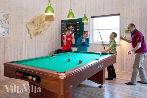 I billardrummet kan der dystes i både billard/pool og dart, og tilskuerne kan mikse drinks i baren