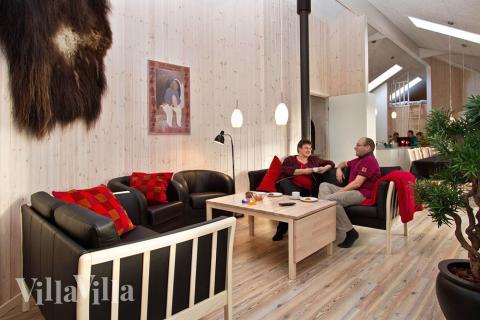 Sofagruppen er indrettet med fladskærms-tv, dvd, komfortable møbler og brændeovn, som kan give lidt ekstra varme på en kølig aften