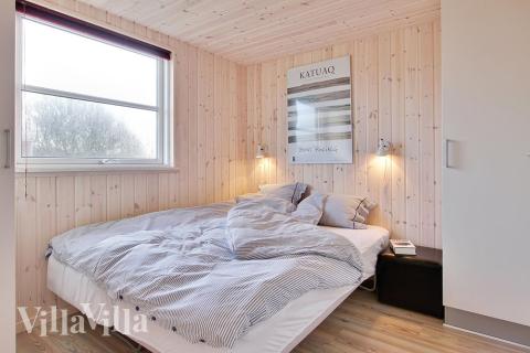 Soveværelserne er alle lyst indrettede med dobbelt- eller enkeltsenge og indbygningsskabe