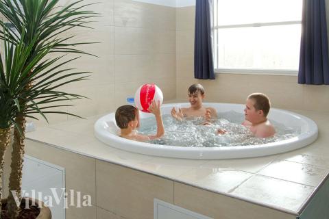 Efter en svømmetur i poolen med modstrømsanlæg kan der slappes af i det indbyggede spabad eller i husets sauna