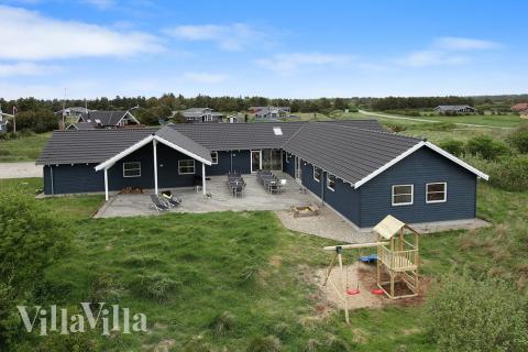 Du kan holde ferie i dette luksushus med pool nær den skønne sandstrand i Vejers