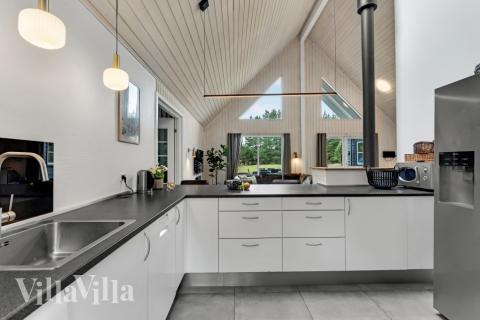 I det centralt placerede køkken er der amerikaner køleskab og dobbelt af både ovne, opvaskemaskiner, kogeplader