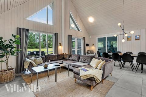 I sofagruppen med brændeovn kan der læses en god bog, spilles spil eller ses en god film på fladskærms-tv´et