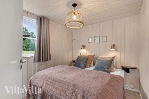 Soveværelserne er indrettet med både enkelt- og dobbeltsenge og indbygningsskabe