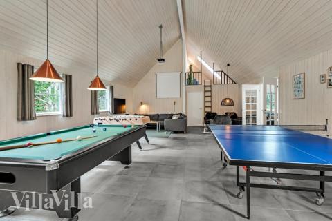 Ønsker man aktivitet, når man er på ferie, så har dette luksussommerhus rigeligt at byde på. I husets imponerende aktivitetsrum er der timers underholdning med blandt andet billard, airhockey, fodboldspil, dart og bordtennis