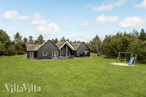 Stort luksus sommerhus med pool og plads til 24 personer i den populære ferieby Blåvand.