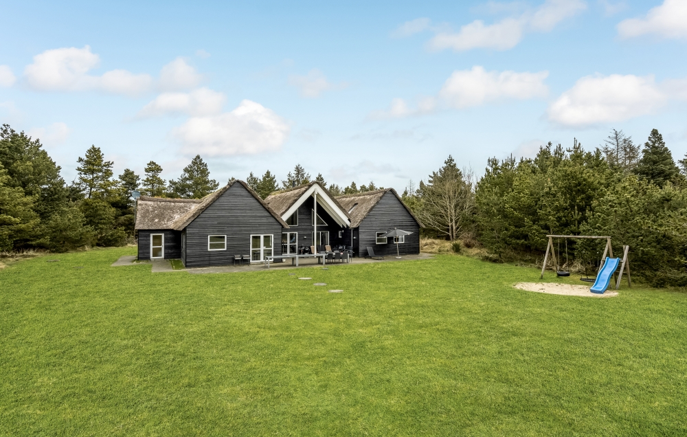 Stort luksus sommerhus med pool og plads til 24 personer i den populære ferieby Blåvand.