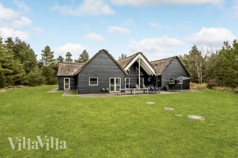 Hele familien kan hygge sig sammen på husets store og delvist overdækkede terrasse