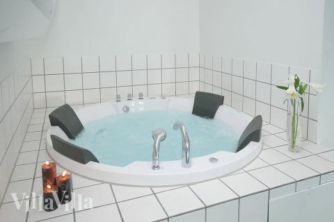 Husets store spabad indbyder til velvære og afslapning