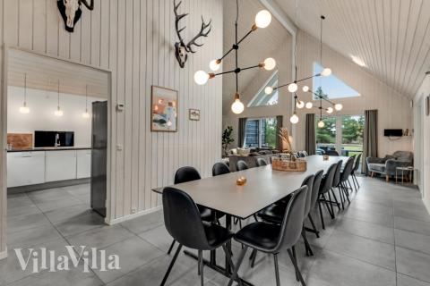 I kan sagtens side 24 personer sammen i sommerhusets opholdsrum, når I besøger luksushus 189 i Vestjylland.