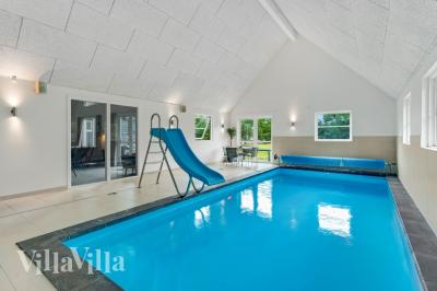 Sommerhus 189 er indrettet med en lækker poolafdeling med vandrutsjebane, dejlig stor indbygget spabad og sauna