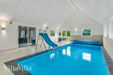 Sommerhus 189 er indrettet med en lækker poolafdeling med vandrutsjebane, dejlig stor indbygget spabad og sauna