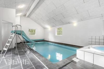 Sommerhus 197 er indrettet med en lækker poolafdeling med vandrutsjebane, dejlig stor indbygget spabad og sauna