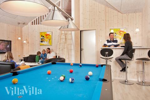 I aktivitetsrummet kan der dystes, og tilskuerne kan mikse drinks i baren