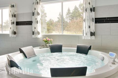 Efter en spændende feriedag er det skønt at kunne slappe af i spabadet eller saunaen