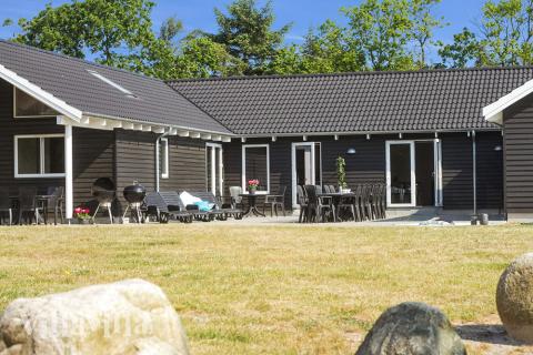 Den danske sommer kan nydes i fulde drag på den store og delvist overdækkede terrasse