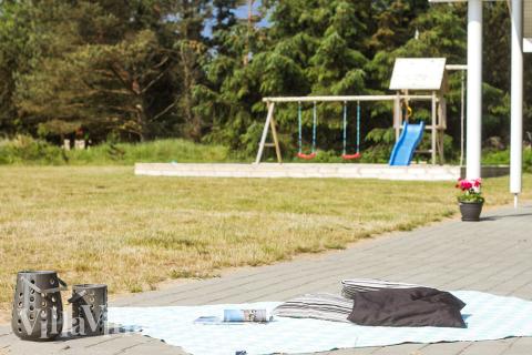 I det attraktive aktivitesrum i luksushus nr. 288 i Vestjylland  er der masser af udendørs aktiviteter, f.eks. legetårn og gynge