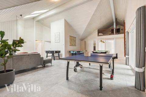 Luksushus 167 til 24 personer byder på et stort aktivitetsrum med bl.a. billard og dart