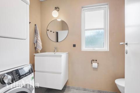 Der er bad med brus i luksushus nr. 167 til 24 personer.