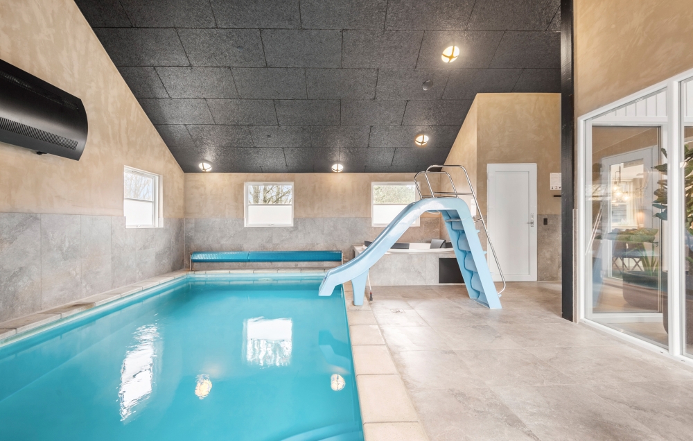 Sommerhus 167 er indrettet med en lækker poolafdeling med vandrutsjebane, dejlig stor indbygget spabad og sauna