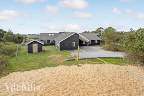 I det attraktive aktivitesrum i luksushus nr. 167 i Vestjylland  er der masser af udendørs aktiviteter, f.eks. legetårn og gynge