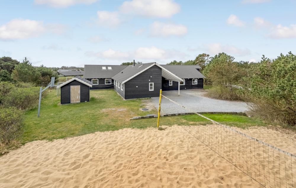 I det attraktive aktivitesrum i luksushus nr. 167 i Vestjylland  er der masser af udendørs aktiviteter, f.eks. legetårn og gynge