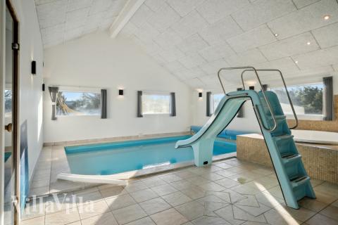 Sommerhus 176 er indrettet med en lækker poolafdeling med vandrutsjebane, dejlig stor indbygget spabad og sauna