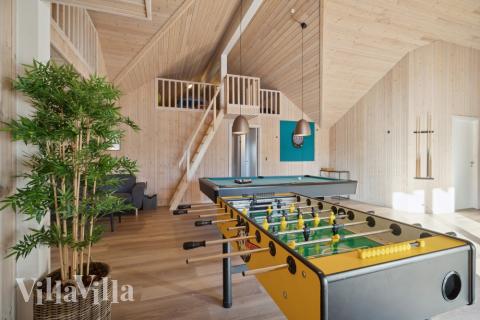 Aktivitetsrum i luksushus nr. 176 med 9 soveværelser og plads til 24 personer.