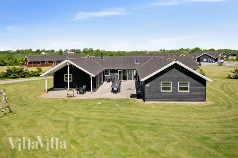 Dette skønne poolhus i Marielyst er den perfekte ramme til en begivenhedsrig ferie med familie og venner