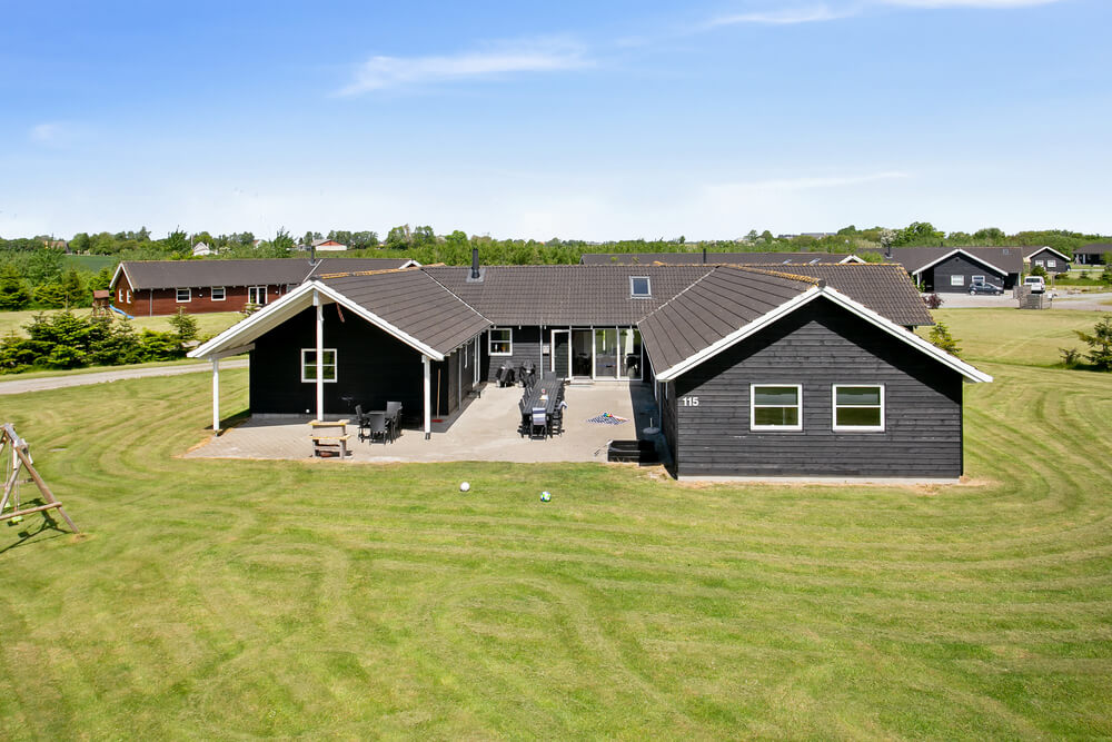 Dette skønne poolhus i Marielyst er den perfekte ramme til en begivenhedsrig ferie med familie og venner