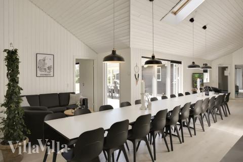 Stuen er indrettet med behagelige sofaer, brændeovn og fladskærms-tv med DVD