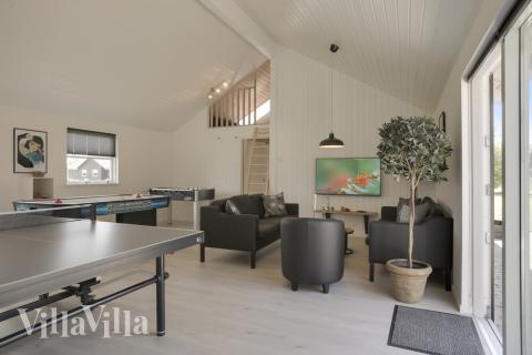 Ønsker man lidt adspredelse fra at benytte sig af husets eget ”badeland”, så er der rigeligt med andre aktiviteter. Huset har nemlig hele 2 aktivitetsrum - det ene med billard, dart og bar med køleskab