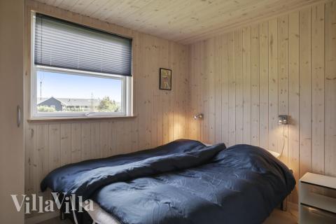 Huset soverum er kløgtigt fordelt ud på 3 soveafdelinger, med tilhørende badeværelse med gulvvarme. Dette gør det aldeles velegnet for flere familier at holde deres ferie sammen i huset