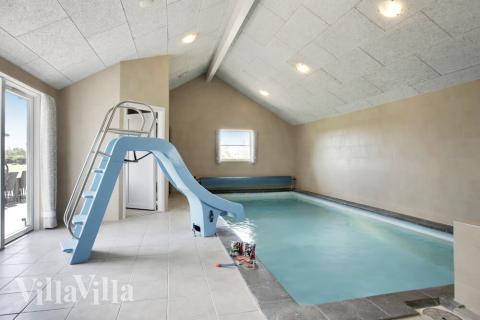 Huset har en imponerende poolafdeling med en 22 m2 swimmingpool, vandrutsjebane, stort spabad med plads til helt op til 6 personer, badeværelse med gulvvarme og sauna